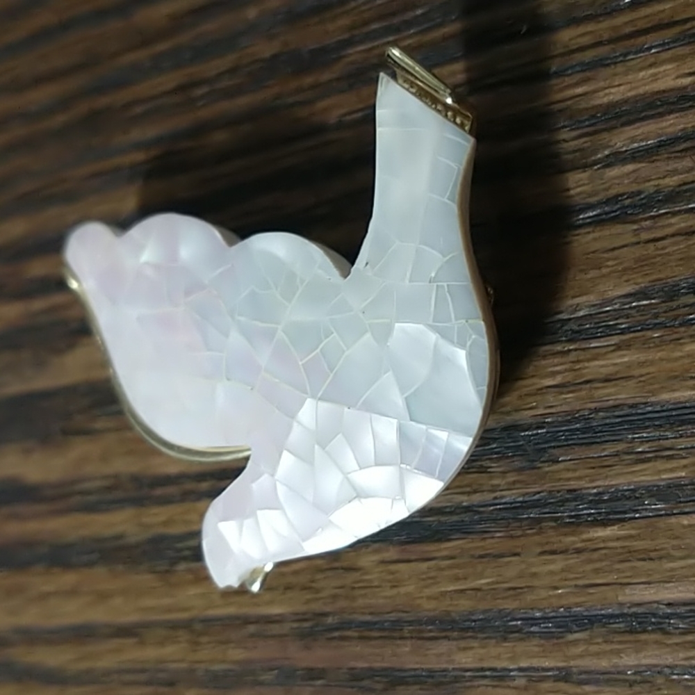 Vintage pearl white dove Liz Claiborne pin - Picture 1 of 2